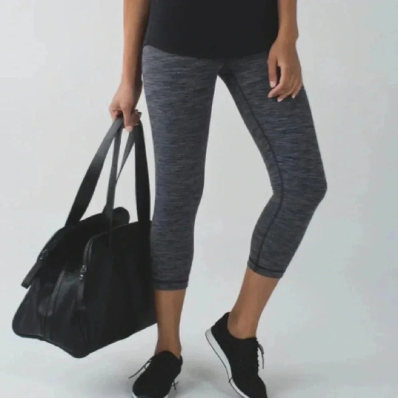 Lululemon wonder under crop - Picture 2 of 8